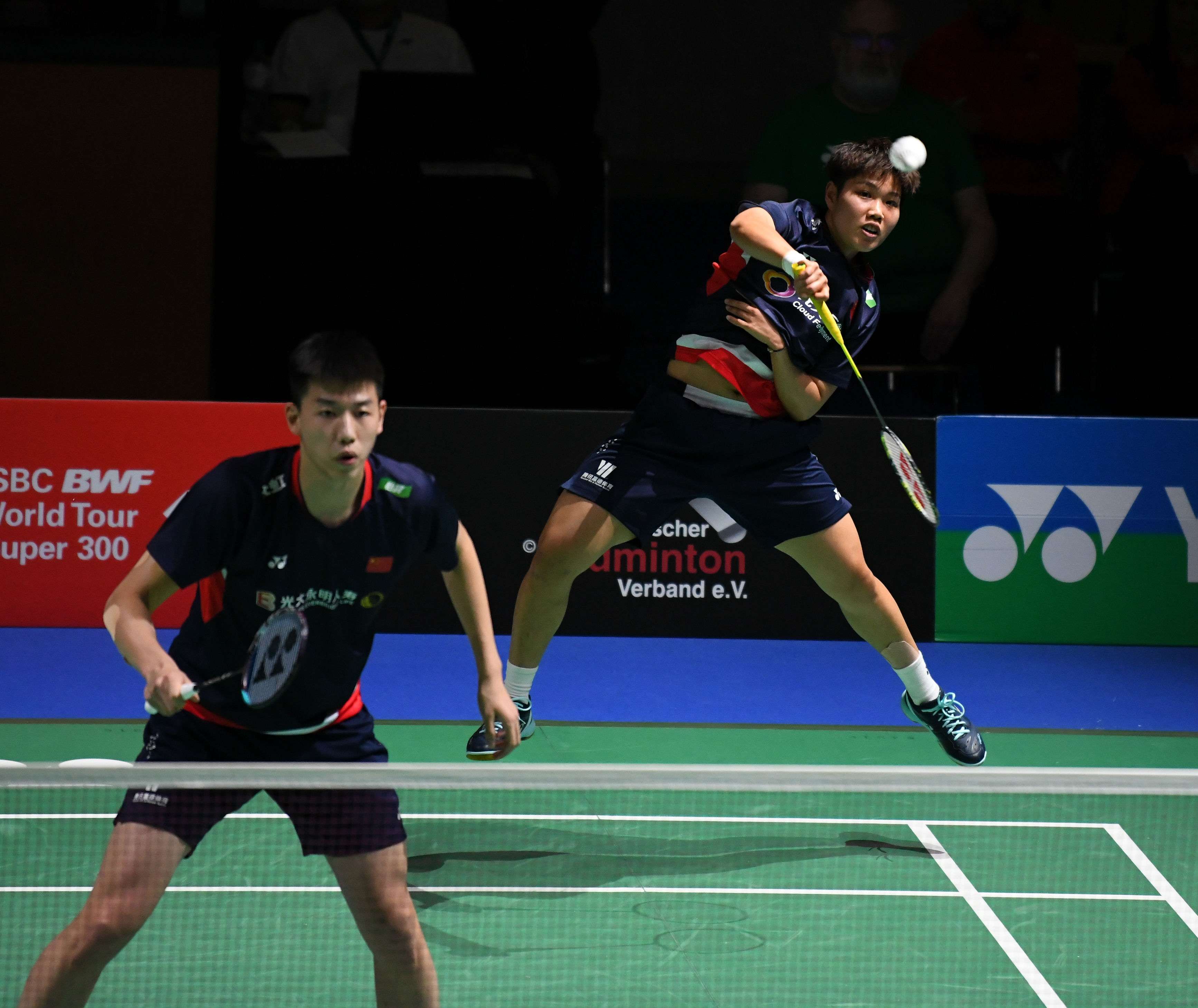 何噓亨德森 何噓亨德森