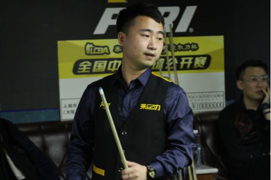 她的父母都 她的父母都